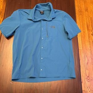 The North Face teal color men’s short sleeve shirt size large